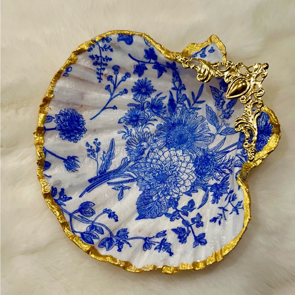 Seashell trinket holder
